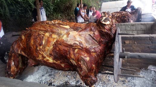 Preparo do Boi no Rolete sobre a brasa, tradição de Tangará